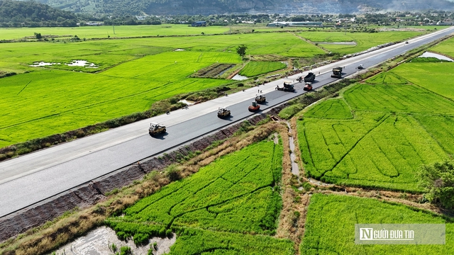 Cận cảnh những thảm nhựa đầu tiên trên cao tốc Biên Hòa - Vũng Tàu- Ảnh 4.