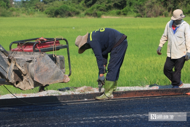 Cận cảnh những thảm nhựa đầu tiên trên cao tốc Biên Hòa - Vũng Tàu- Ảnh 7.