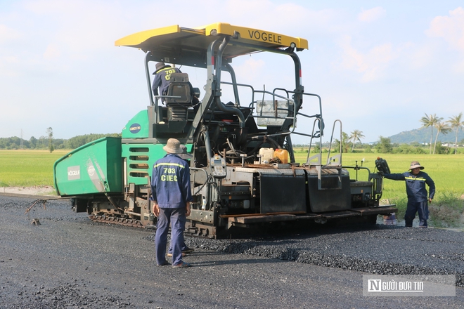 Cận cảnh những thảm nhựa đầu tiên trên cao tốc Biên Hòa - Vũng Tàu- Ảnh 6.