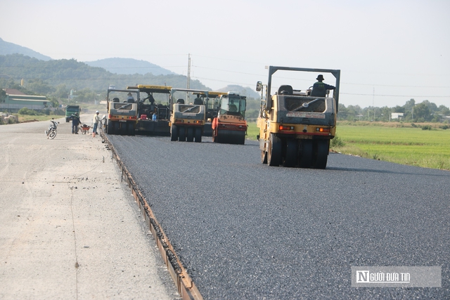 Cận cảnh những thảm nhựa đầu tiên trên cao tốc Biên Hòa - Vũng Tàu- Ảnh 13.