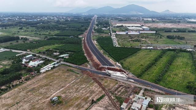 Cận cảnh những thảm nhựa đầu tiên trên cao tốc Biên Hòa - Vũng Tàu- Ảnh 1.