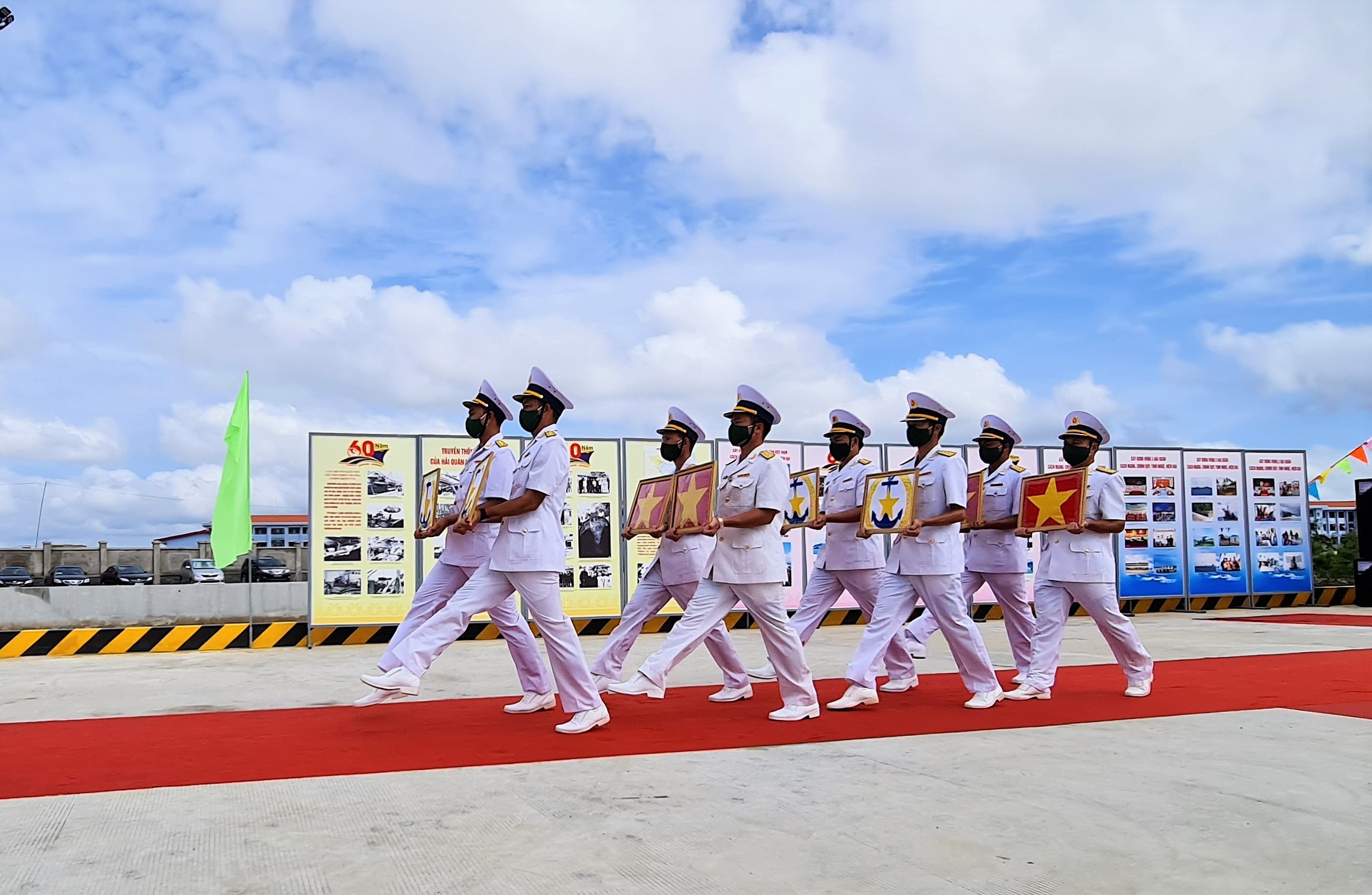 thieng-lieng-nghi-le-thuong-co-4-tau-do-bo-da-nang-roro-5612-1 Quân sự - Thiêng liêng nghi lễ Thượng cờ 4 tàu đổ bộ đa năng RoRo-5612