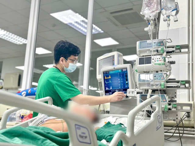 37d91a073e5db703ee4c-17532443341301017963556 Nam sinh Hà Nội 17 tuổi bại liệt, sống thực vật sau cơn sốt cao - Ảnh 1.