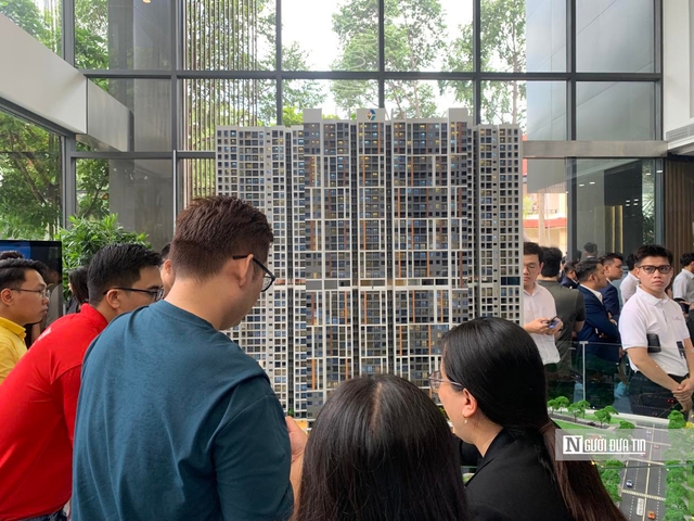 Giá nhà ở Tp.HCM tiếp tục "leo thang", người lao động vẫn loay hoay với giấc mơ an cư- Ảnh 1. Giá nhà ở Tp.HCM tiếp tục "leo thang", người lao động vẫn loay hoay với giấc mơ an cư- Ảnh 1.