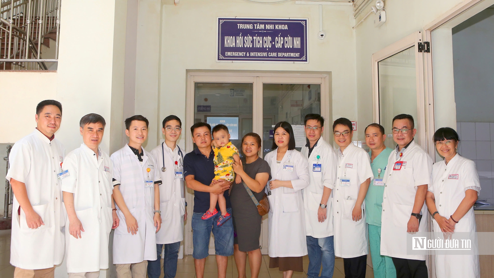 base64-1753154271440726261758 Huế: Cứu sống bé trai 2 tuổi bị ngưng tim khi ngã vào hồ cá Koi - Ảnh 1.
