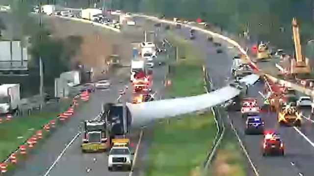 Sự cố khiến cánh turbine điện gió khổng lồ gây hỗn loạn giao thông- Ảnh 1. Sự cố khiến cánh turbine điện gió khổng lồ gây hỗn loạn giao thông- Ảnh 1.