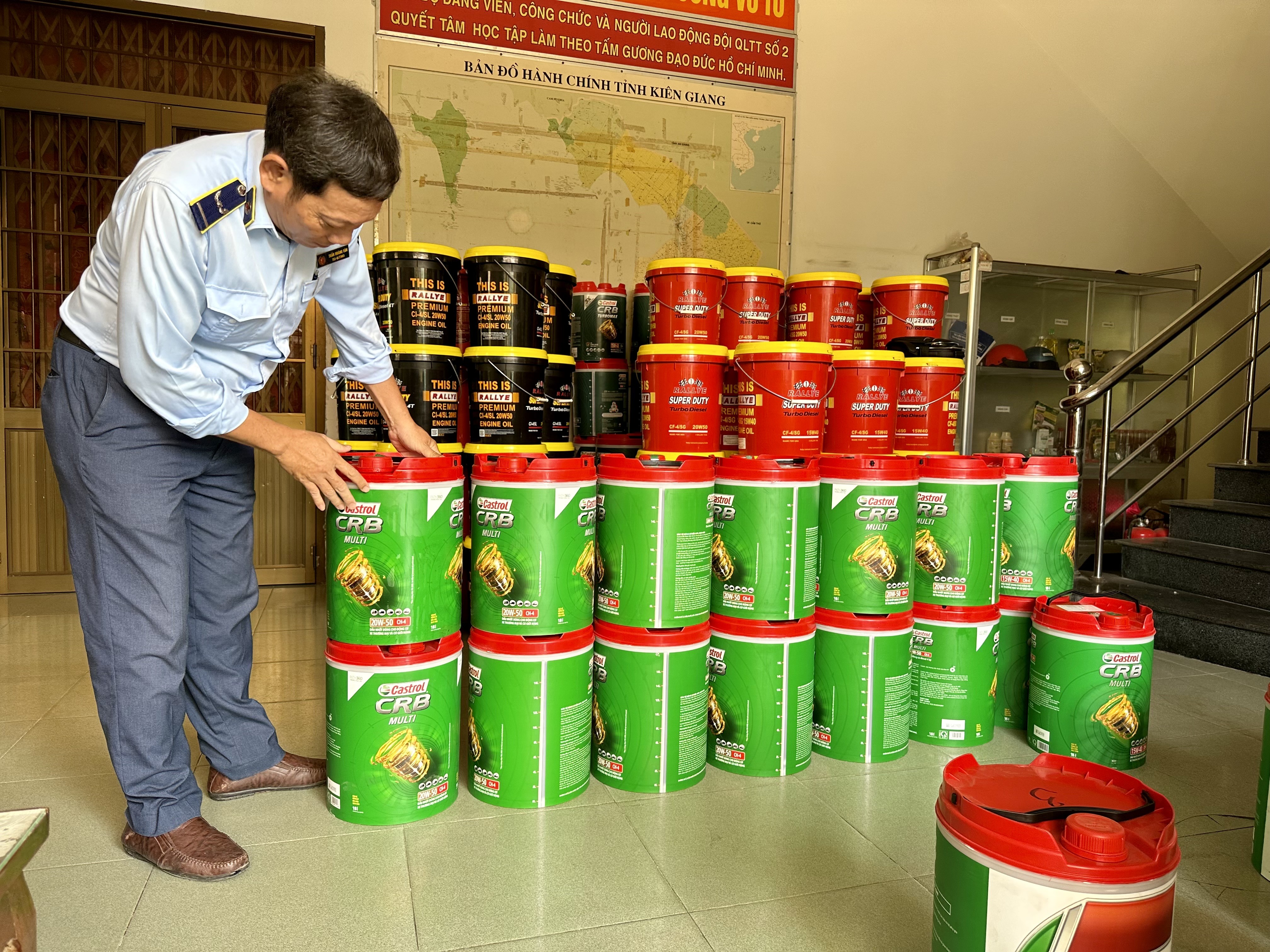 castrol-doi-2-1 Hồ sơ - Kiên Giang: Xử phạt 38 cơ sở kinh doanh hàng giả vi phạm gần 1 tỷ đồng