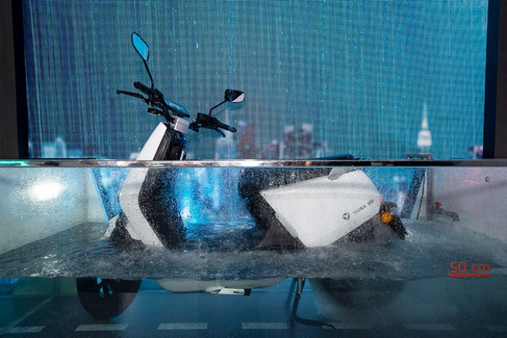 Không nên bỏ lỡ - Có nên cho xe máy điện lội nước như "tàu ngầm" không?