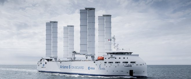 tau-cho-hang-dau-tien-tren-the-gioi-su-dung-canh-buom-oceanwings-lam-bang-composite-de-bo-tro-cho-dong-co-hybrid-diesel-dien-offshore-energy-1-1752220025058444718394 Cận cảnh con tàu đáng kinh ngạc, mượn sức gió vượt Đại Tây Dương - Ảnh 1.