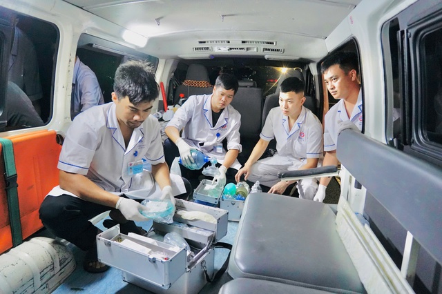 ung-truc-17530880065801675213049 Huy động toàn bộ nhân lực bệnh viện tham gia thường trực hỗ trợ cấp cứu thương vong - Ảnh 1.